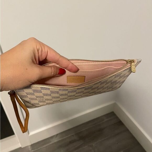 Louis Vuitton 
Pochette Wristlet - Picture 4 of 4